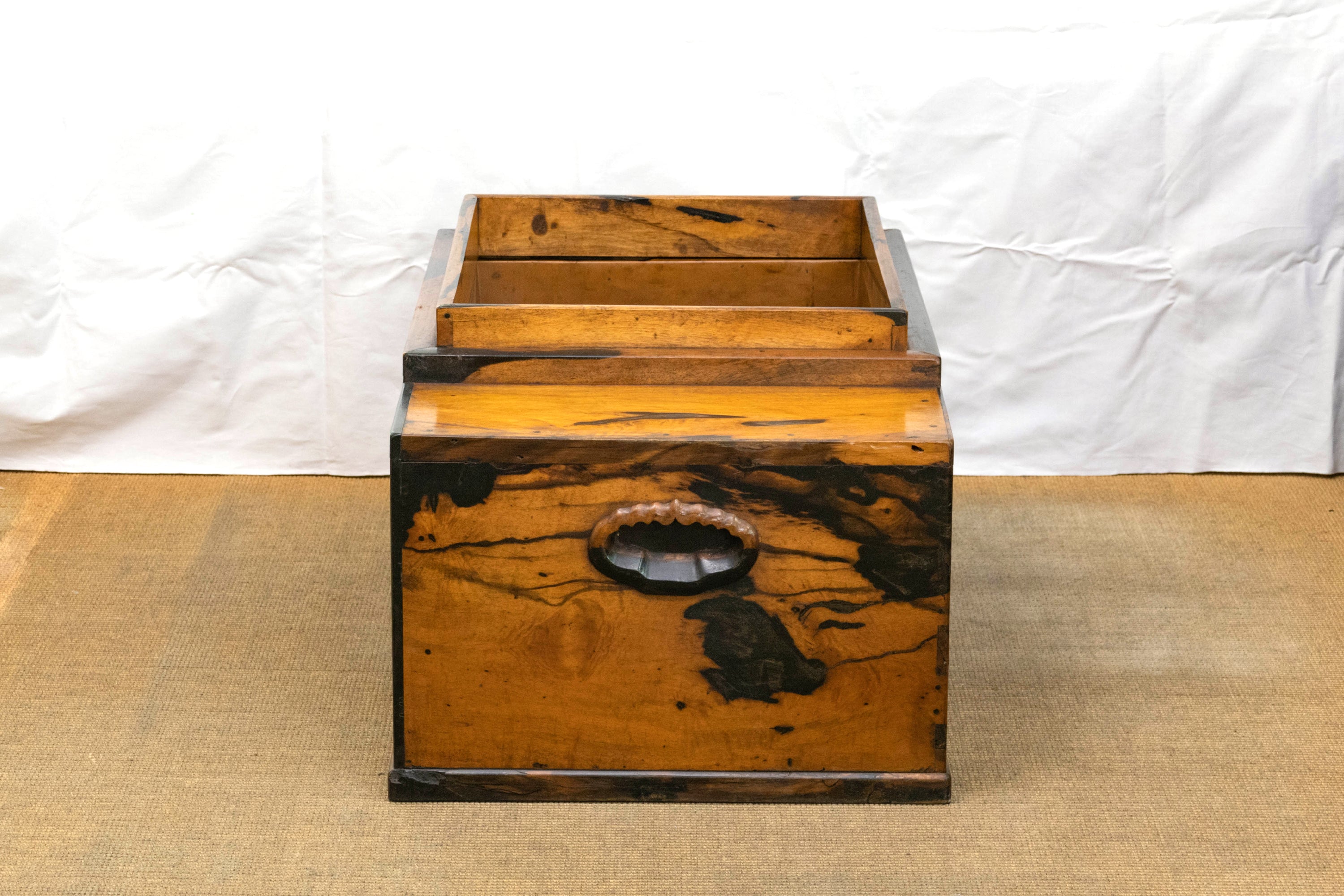 火鉢、黒柿の火鉢、薩摩藩の家紋入り、幕末頃の品、側板に漆の剥げ、ひび割れがあります、骨董品、30×37×20cm、大珍品